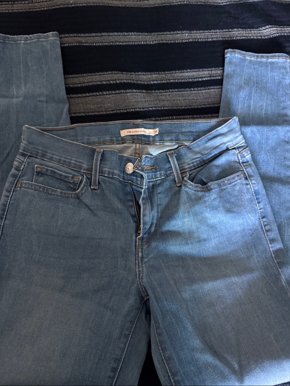 Levi’s Classic Light Blue Women’s Jeans - size 28